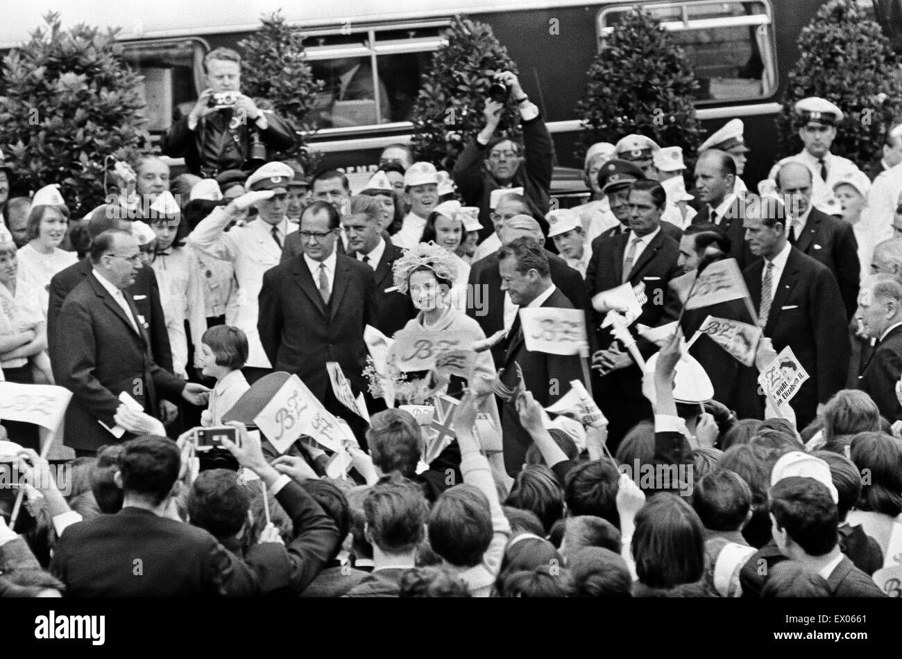 Königin Elizabeth II., während ihres Besuchs in Deutschland. Die Königin erhält ein herzliches Willkommen in Berlin. 27. Mai 1965. Stockfoto