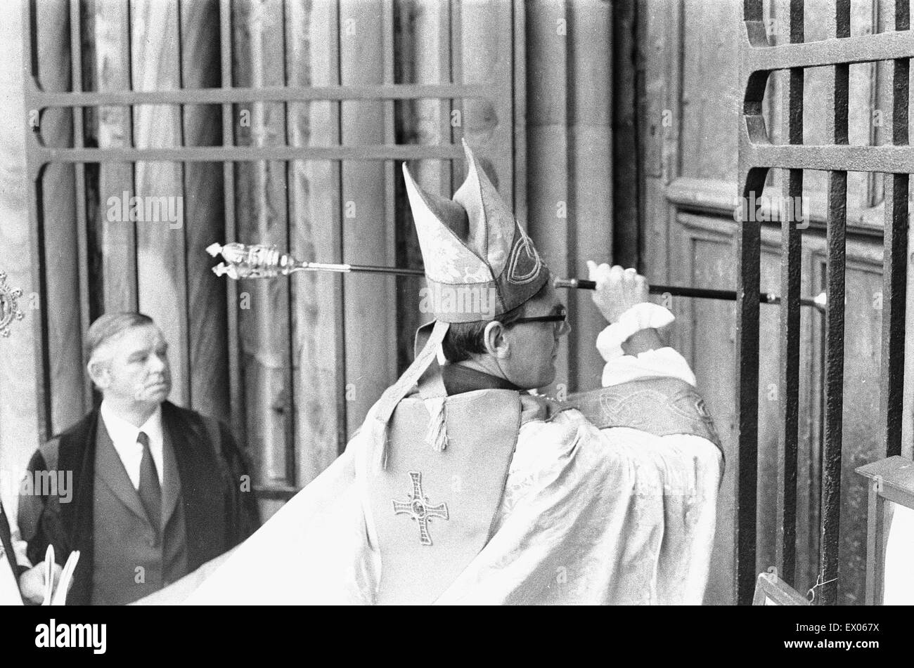 Die Rt Revd Dr John Habgood schlägt der Bischof von Durham die Türen der Kathedrale mit seinen Mitarbeitern. 20. Mai 1979 Stockfoto