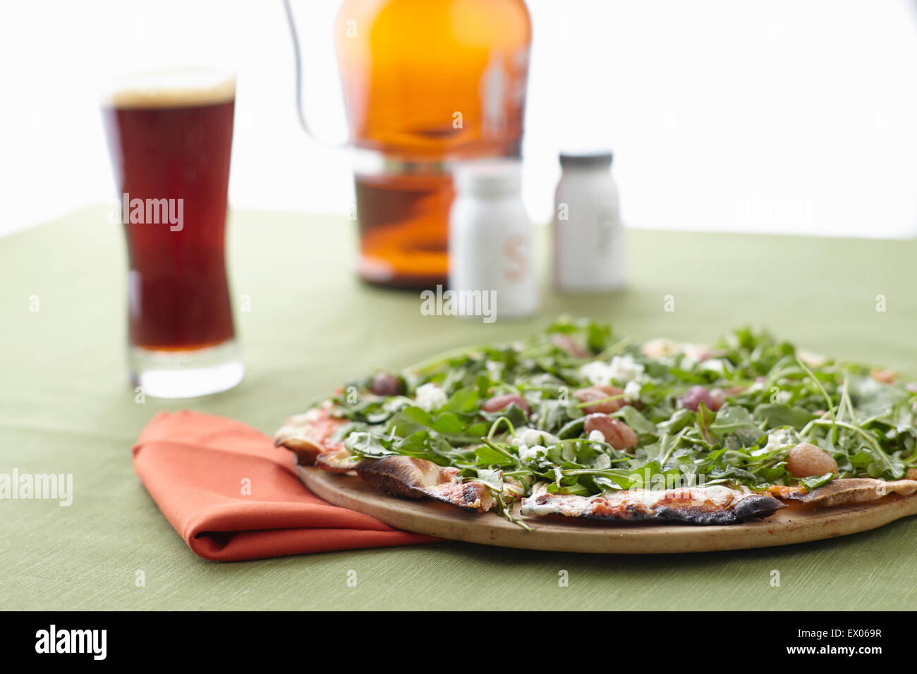 Stillleben mit Käse und Rucola pizza Stockfoto