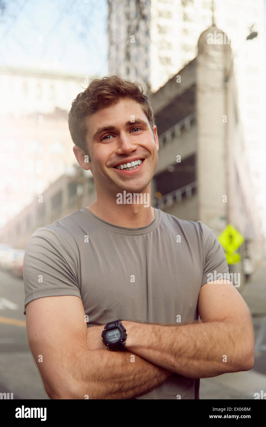 Porträt des jungen männlichen Läufer auf Straße, Pioneer Square, Seattle, USA Stockfoto