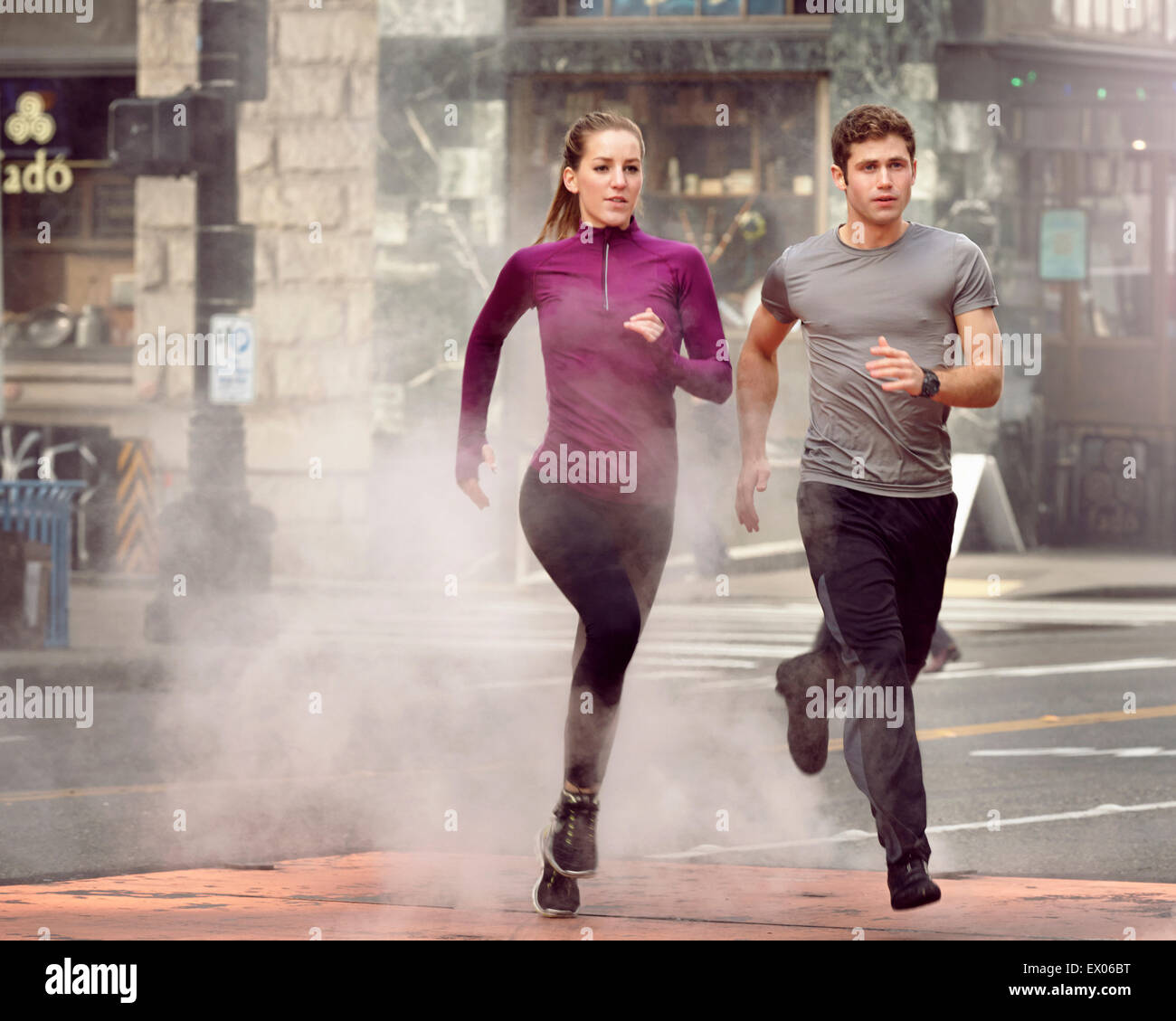 Junger Mann und Frau läuft durch Dampf, Pioneer Square, Seattle, USA Stockfoto