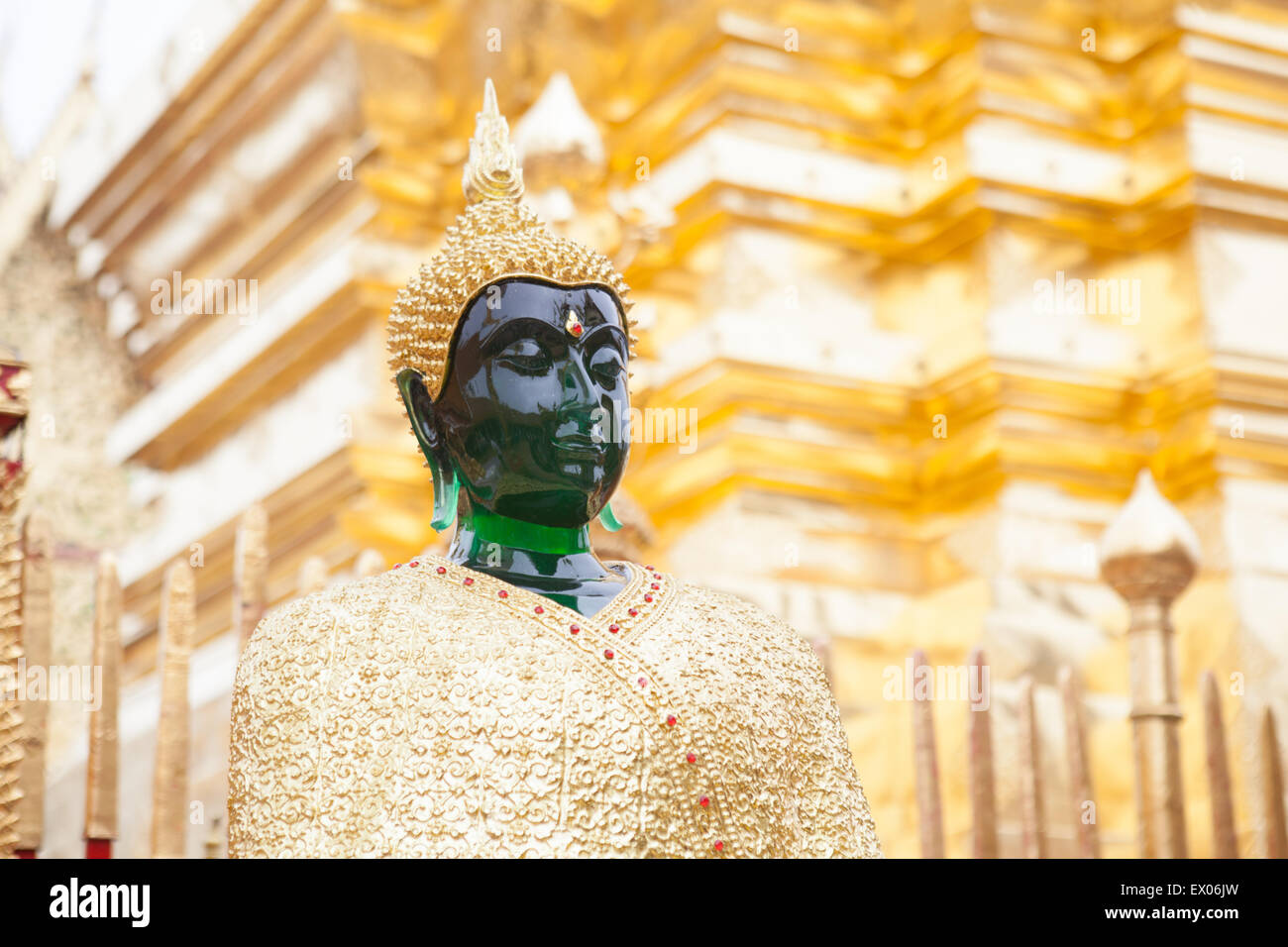 Jade Buddha vor goldenen Tempel, Chiang Mai, Thailand Stockfoto