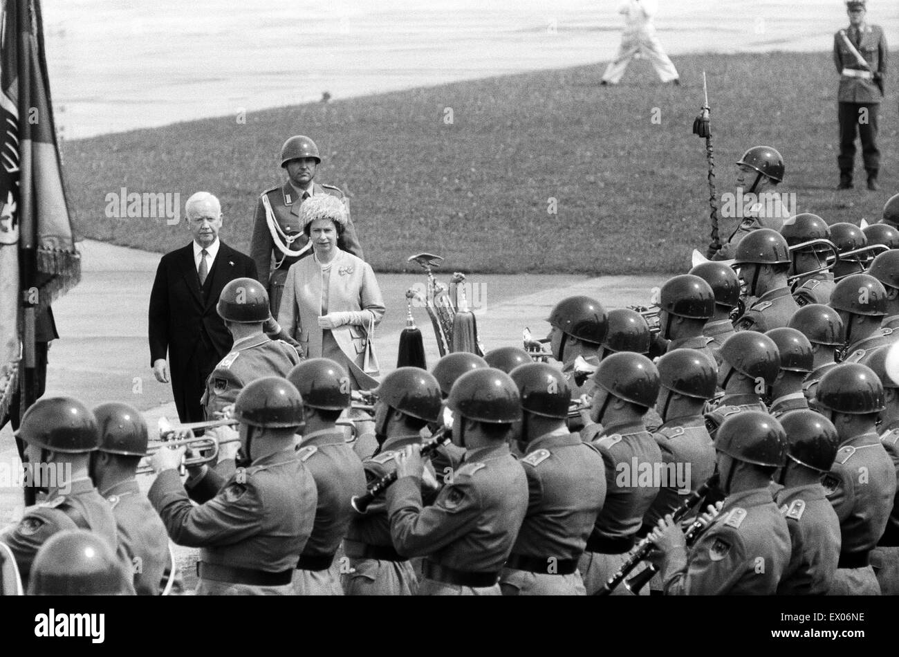 Die Königin in der Bundesrepublik Deutschland prüfen einige westdeutschen Truppen mit dem Präsidenten der Bundesrepublik Deutschland, Karl Heinrich Lübke. 18. Mai 1965. Stockfoto