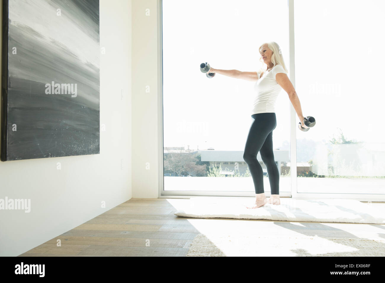 Ältere Frau, die das Training mit Hanteln Stockfoto