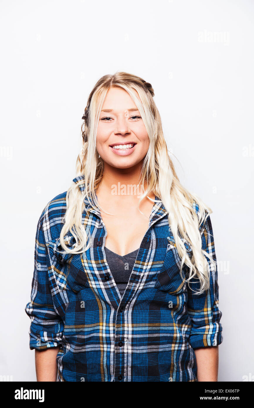 Studio-Porträt der lächelnde junge Frau mit langen blonden Haaren Stockfoto
