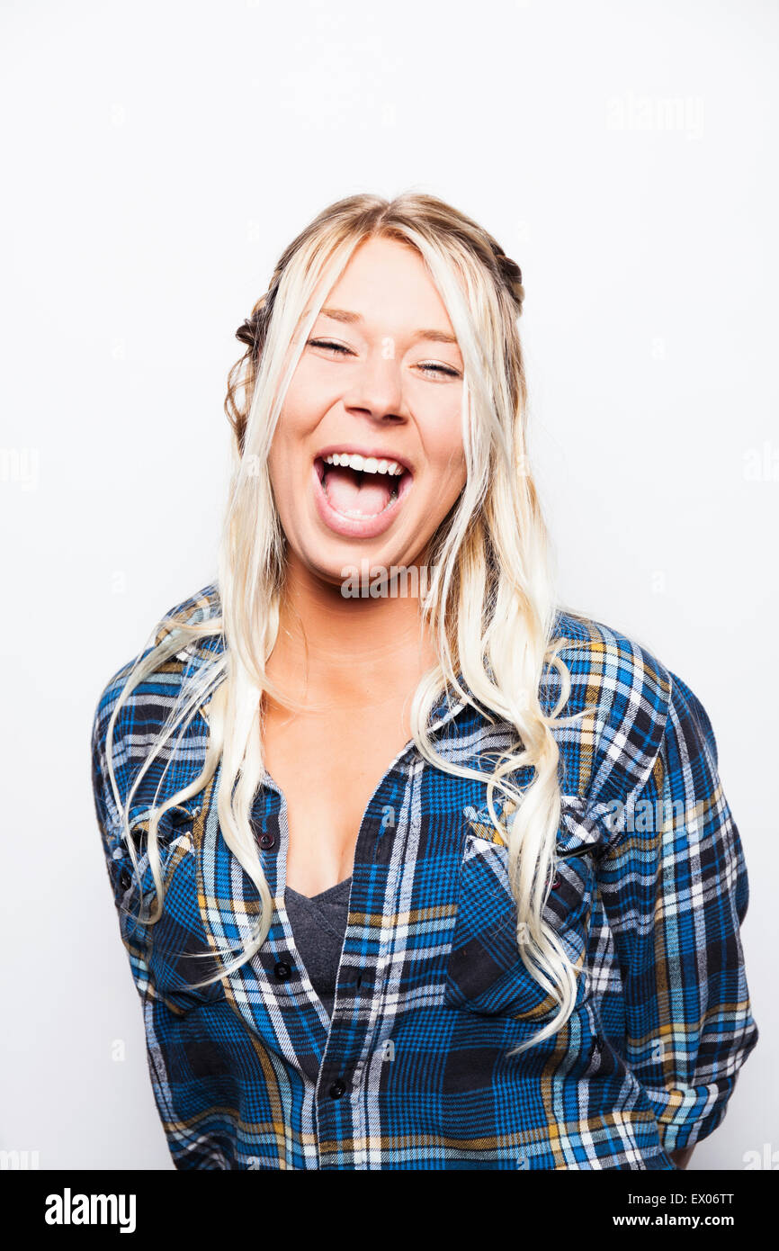 Studio-Porträt der lachende junge Frau mit langen blonden Haaren Stockfoto