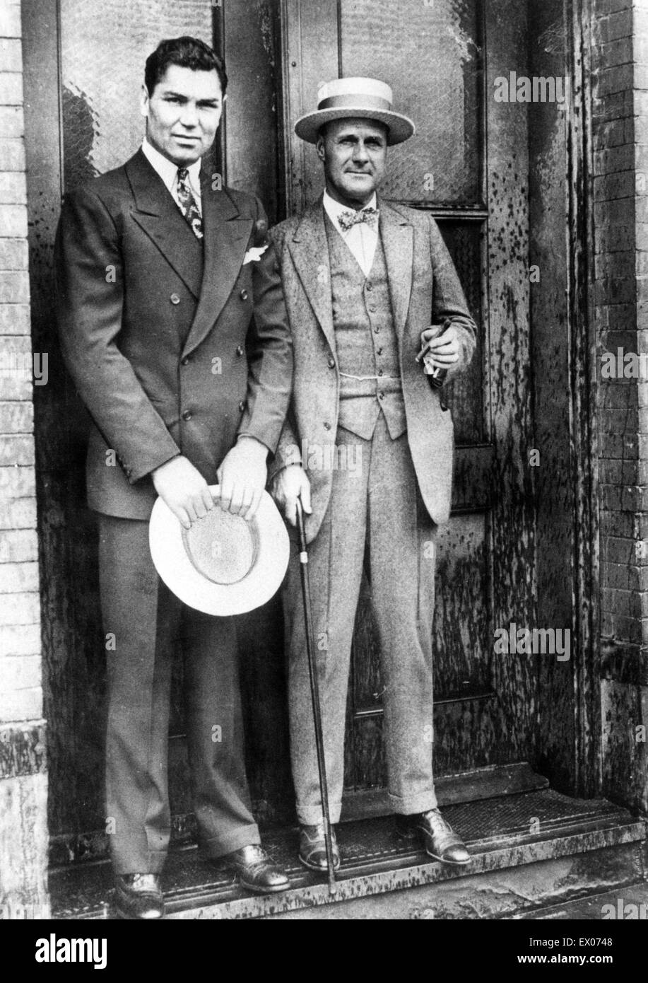 Jack Dempsey (links) mit Boxpromoter Tex Rickard. 1927. Stockfoto