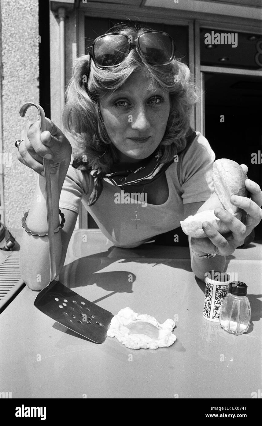 Eine Frau kocht ein Ei auf einer Motorhaube während der Hitzewelle 1976. 25. Juni 1976. Stockfoto
