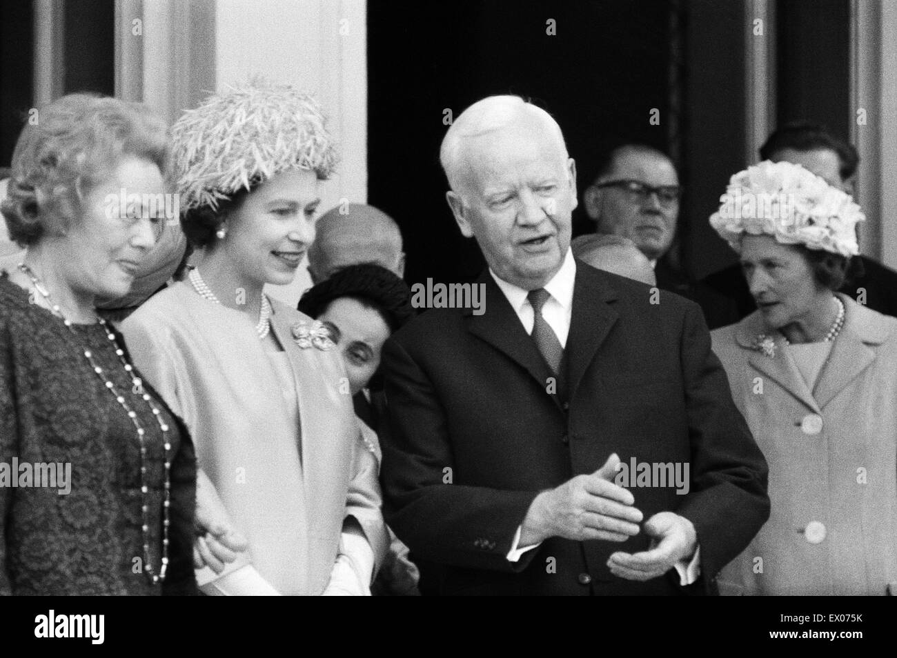 Königin Elizabeth II mit Präsident Lübke und Madame Lübke während ihres Besuch in seiner Residenz in Bonn, Bundesrepublik Deutschland. 18. Mai 1965. Stockfoto
