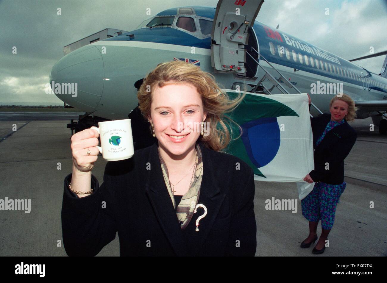 Teesside Airport Authority haben ein neues Logo des 30. Jubiläums des Flughafens. Mit dem Logo zu sehen ist Kate Ginman Marketing Executive. 15. April 1994. Stockfoto