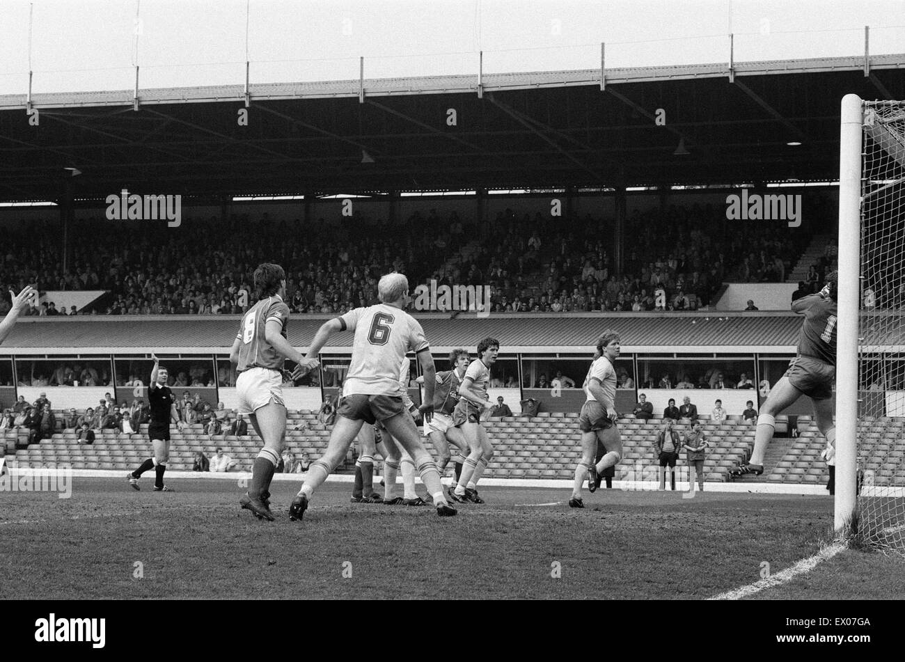 Birmingham 1-0 Leeds Division 2 Spiel, ausgetragen im St. Andrews Stadium. Gewalttätige Szenen am Ende nach Fans strömten auf den Platz. 11. Mai 1985. Stockfoto