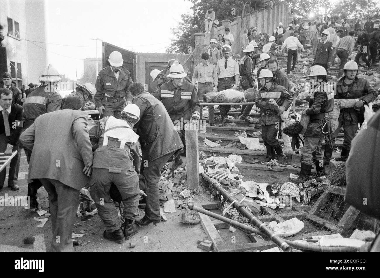 Warnung: GRAPHIC CONTENT Juventus V Liverpool, 1985 Europacup-Finale, Heysel-Stadion, Brüssel, Mittwoch, 29. Mai 1985. Katastrophe von Heysel-Stadion. 39 Menschen, meist Juventus-Fans, starb, als Raketen geworfen durch beide Sätze von Fans über eine Na entkommen Stockfoto