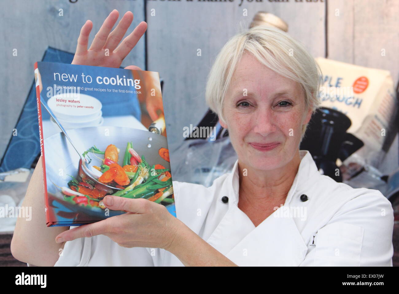 TV-Starkoch, Lesley Waters fördert ihr Buch "Neu zu kochen" im Chatsworth Country Fair, Derbyshire England UK Stockfoto