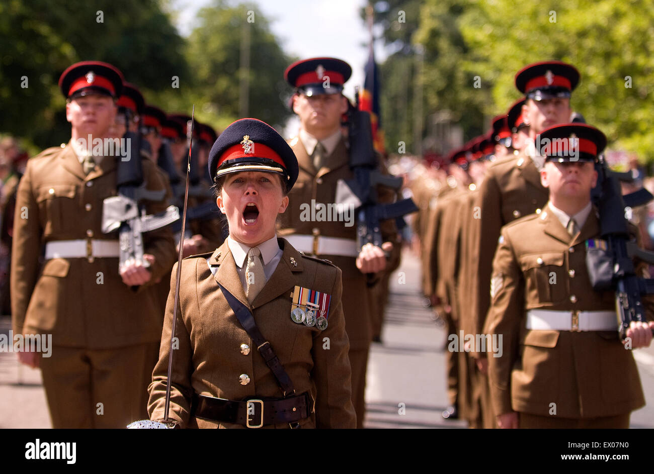 Armee marschiert während Abschiedsrede an die Garnison Festival, Bordon, Hampshire, UK. Samstag, 27. Juni 2015 (Armed Forces Day). Stockfoto