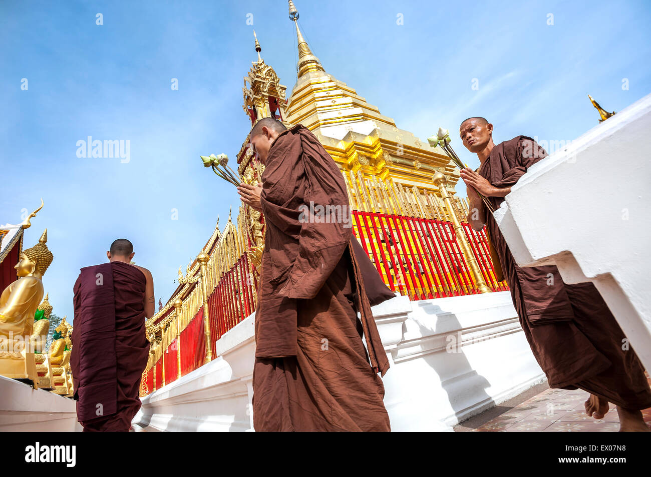 Mönche Kreis der goldenen Chedi im Wat Phra, die Doi Suthep in Chiang Mai, Thailand Stockfoto