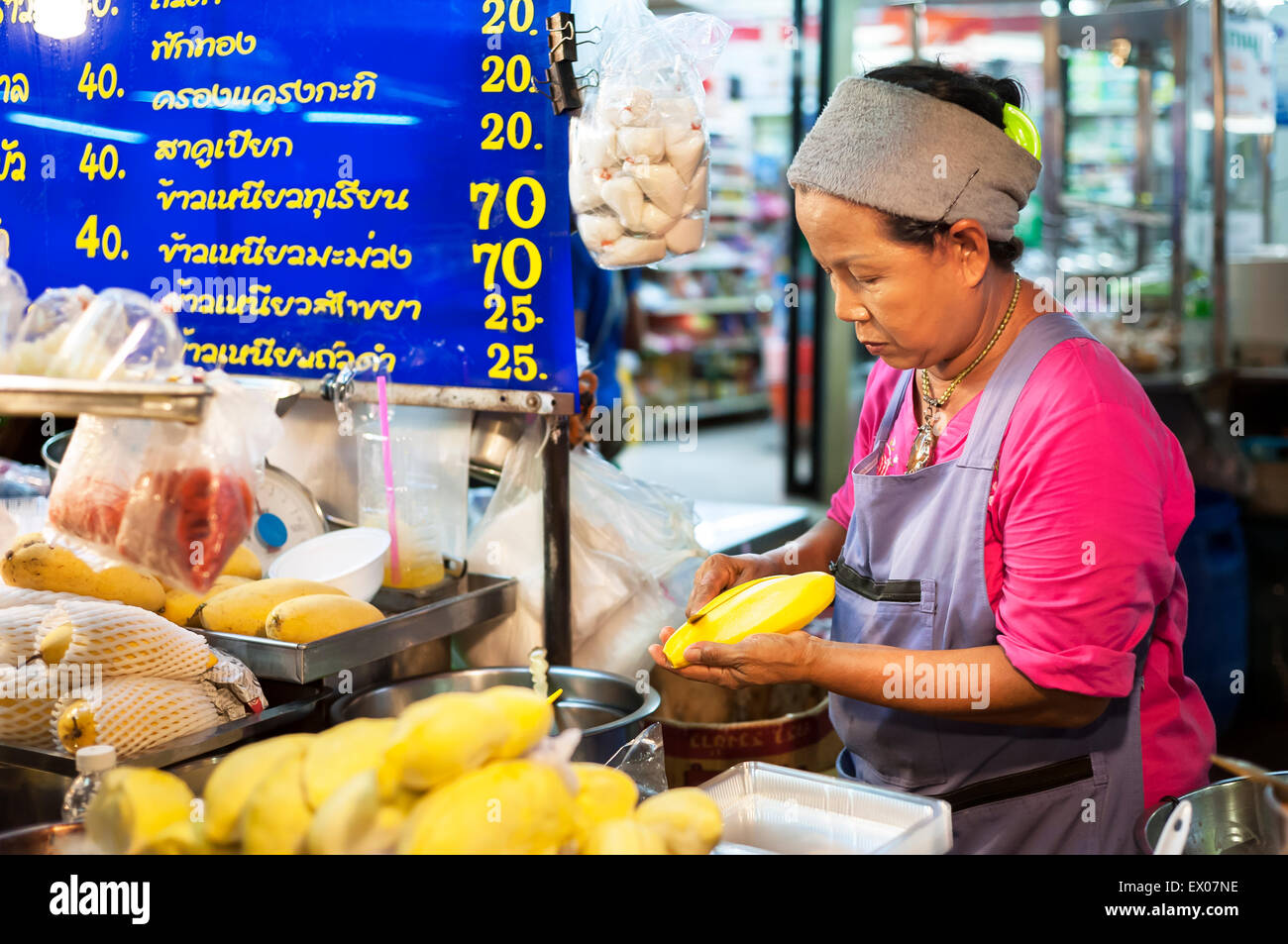 Thai Lady Vorbereitung Mango klebriger Reis Dessert in einem Hawker Stand in Chinatown, Bangkok Stockfoto
