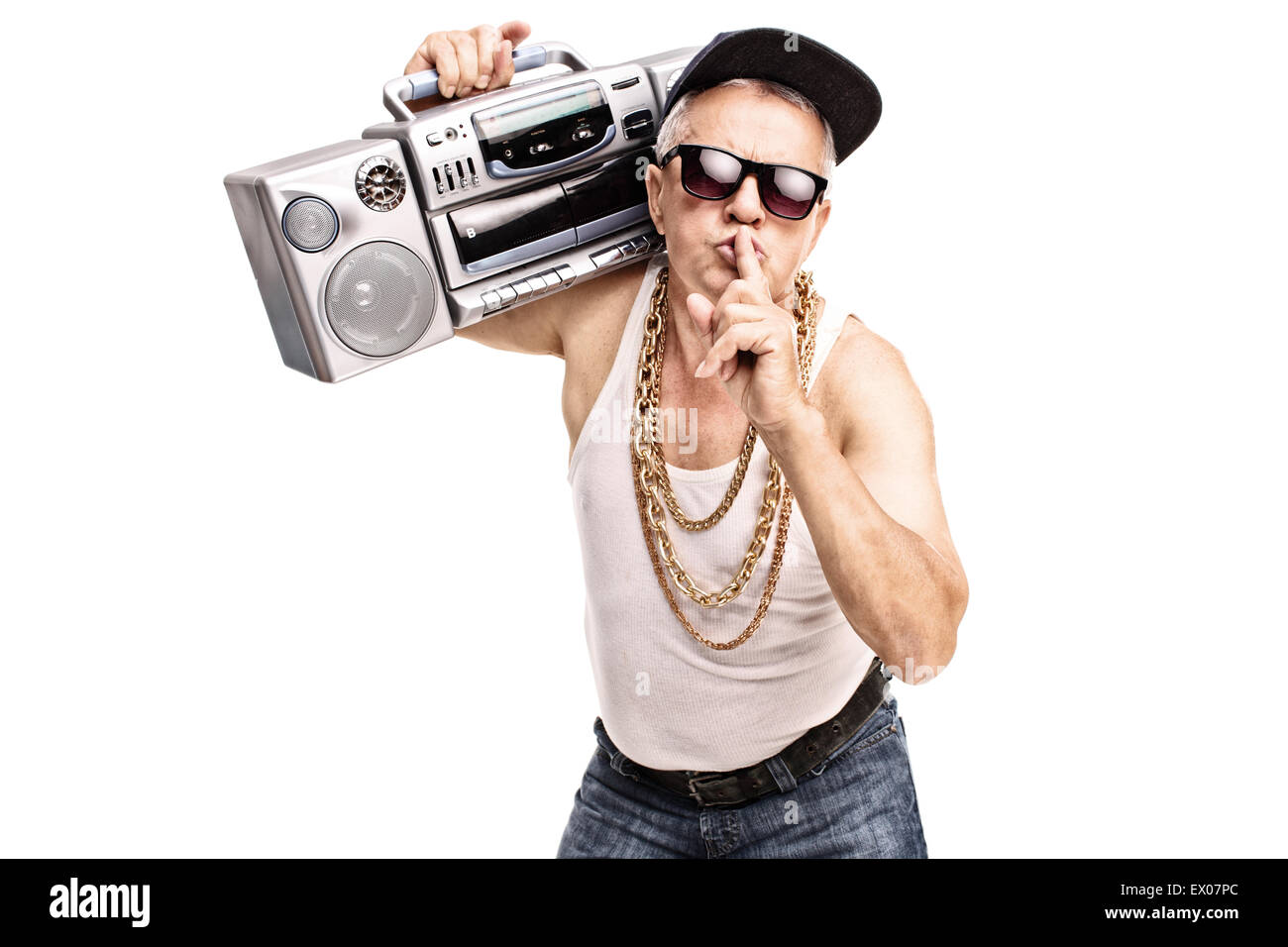 Reifer Mann in der Hip-Hop-Kleidung mit einem Ghettoblaster über seine Schulter und halten einen Finger auf seine Lippen Stockfoto