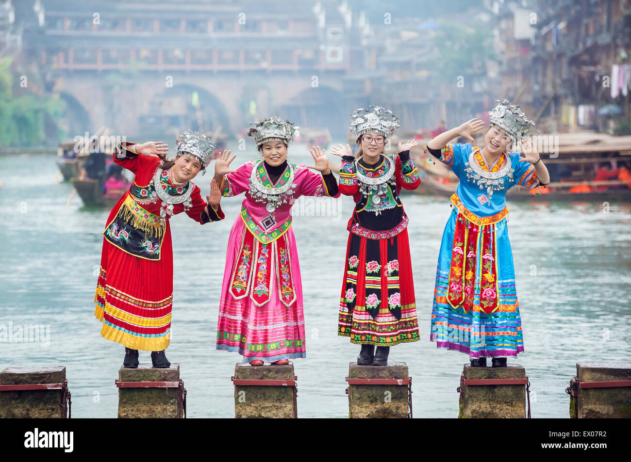 Touristen, gekleidet in Tracht Miao, Fenghuang, China Stockfoto
