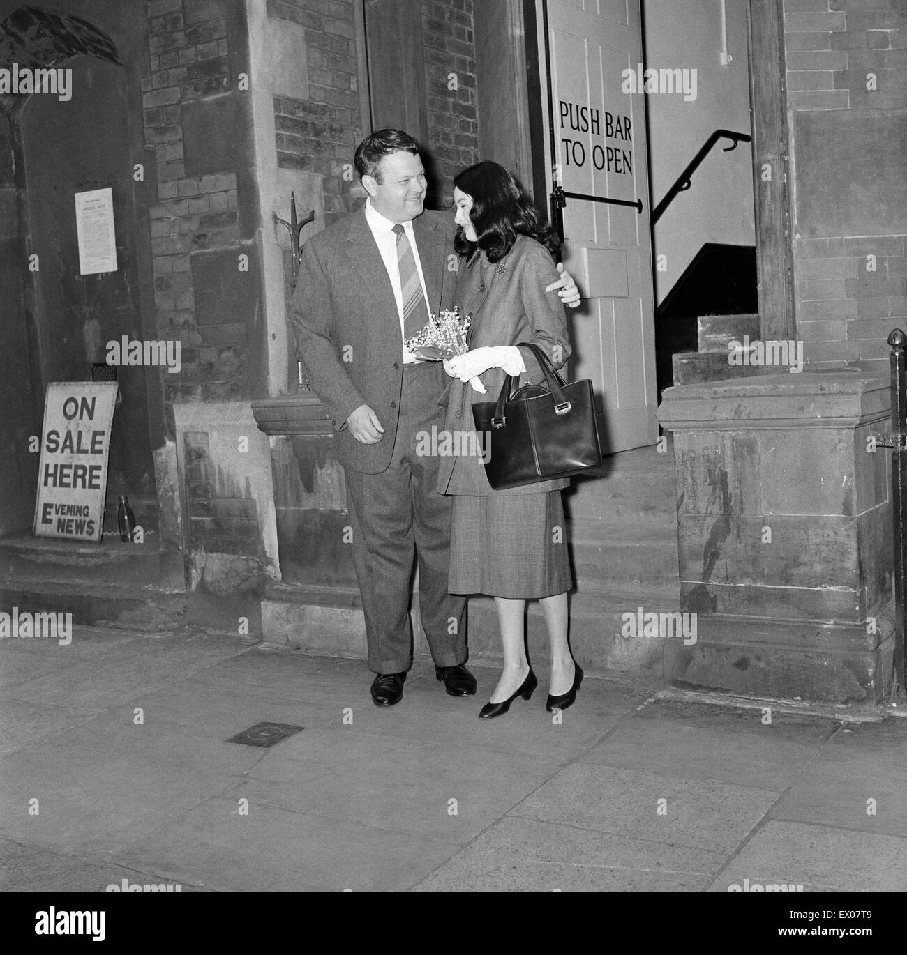 Orson Welles heiratet Paola Mori in Caxton Hall am 08:30. 8. Mai 1955. Stockfoto