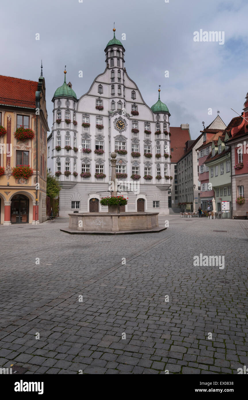 Rathaus (16. Jh.) im Renaissancestil (Rechte Hand) und "Steuerhaus" (Steuer Haus 1495 / 96) am linken. Memmingen. Deutschland Stockfoto