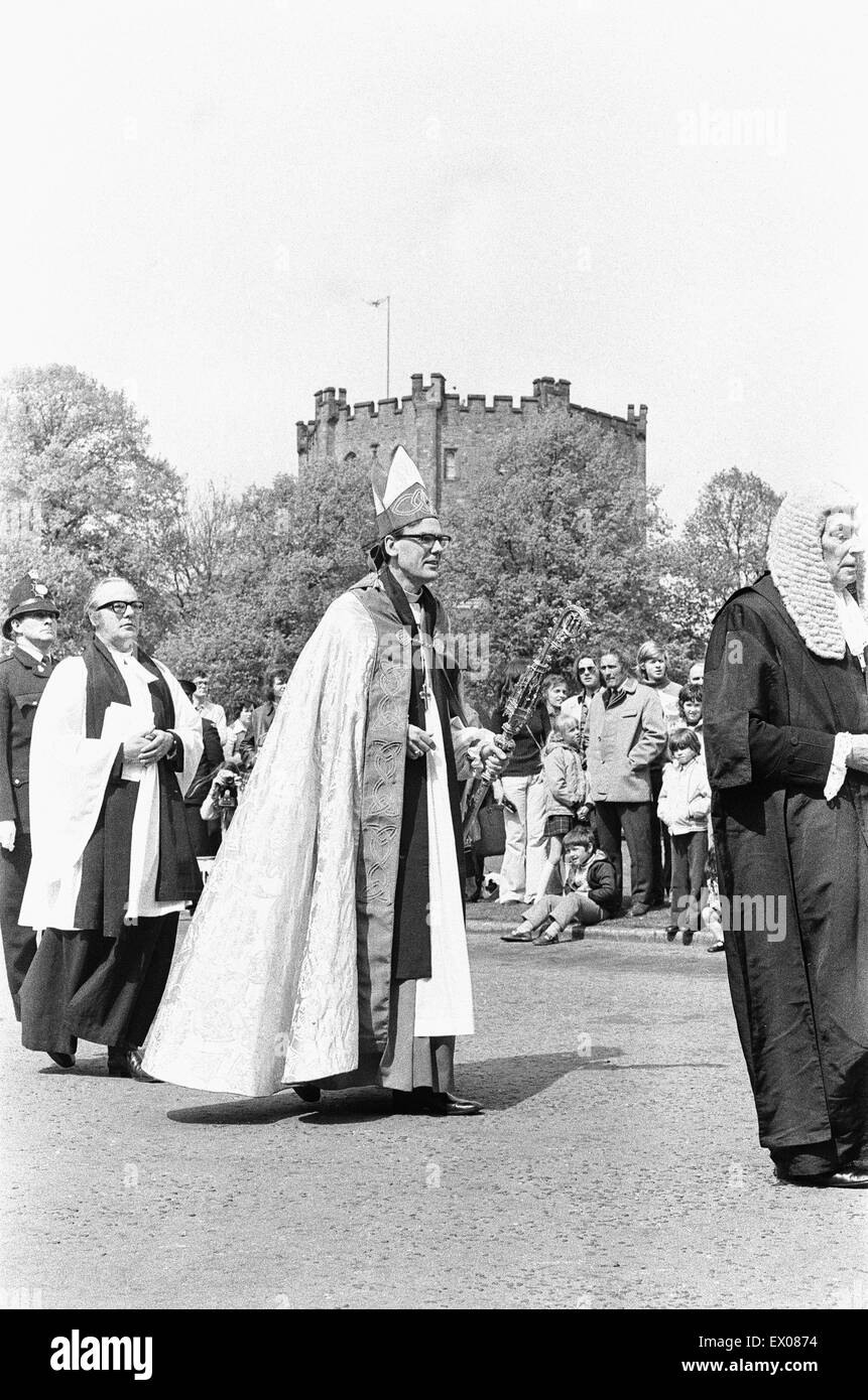 Die Rt Revd Dr John Habgood schlägt der Bischof von Durham die Türen der Kathedrale mit seinen Mitarbeitern. 20. Mai 1979 Stockfoto