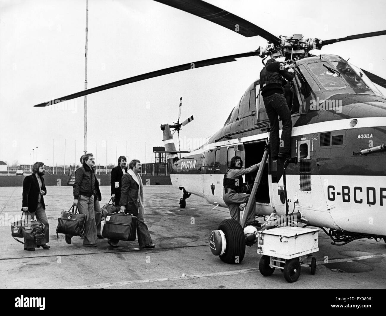 Öl-Männer Teesside Flughafen verlassen. 13. April 1978. Stockfoto