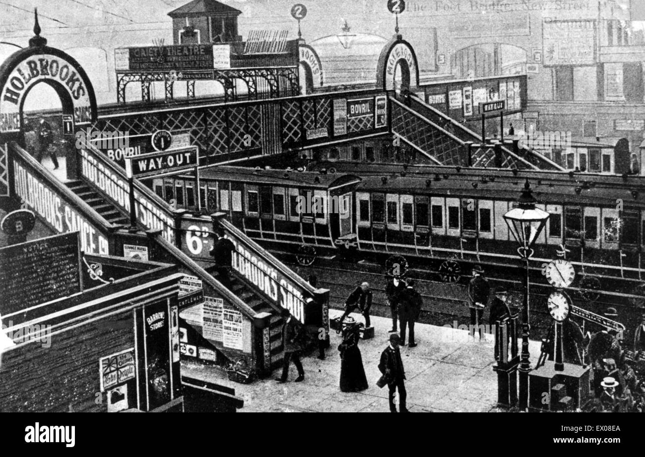 Die Fußgängerbrücke an der Birmingham New Street Station an der Wende des 20. Jahrhunderts. Um 1900. Stockfoto