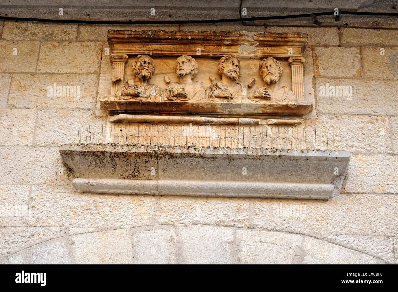 Denkmal mit Metall anti-Vogel Spikes, die entworfen sind, um die Tauben, in Girona zu stoppen. Katalonien. Spanien. Stockfoto