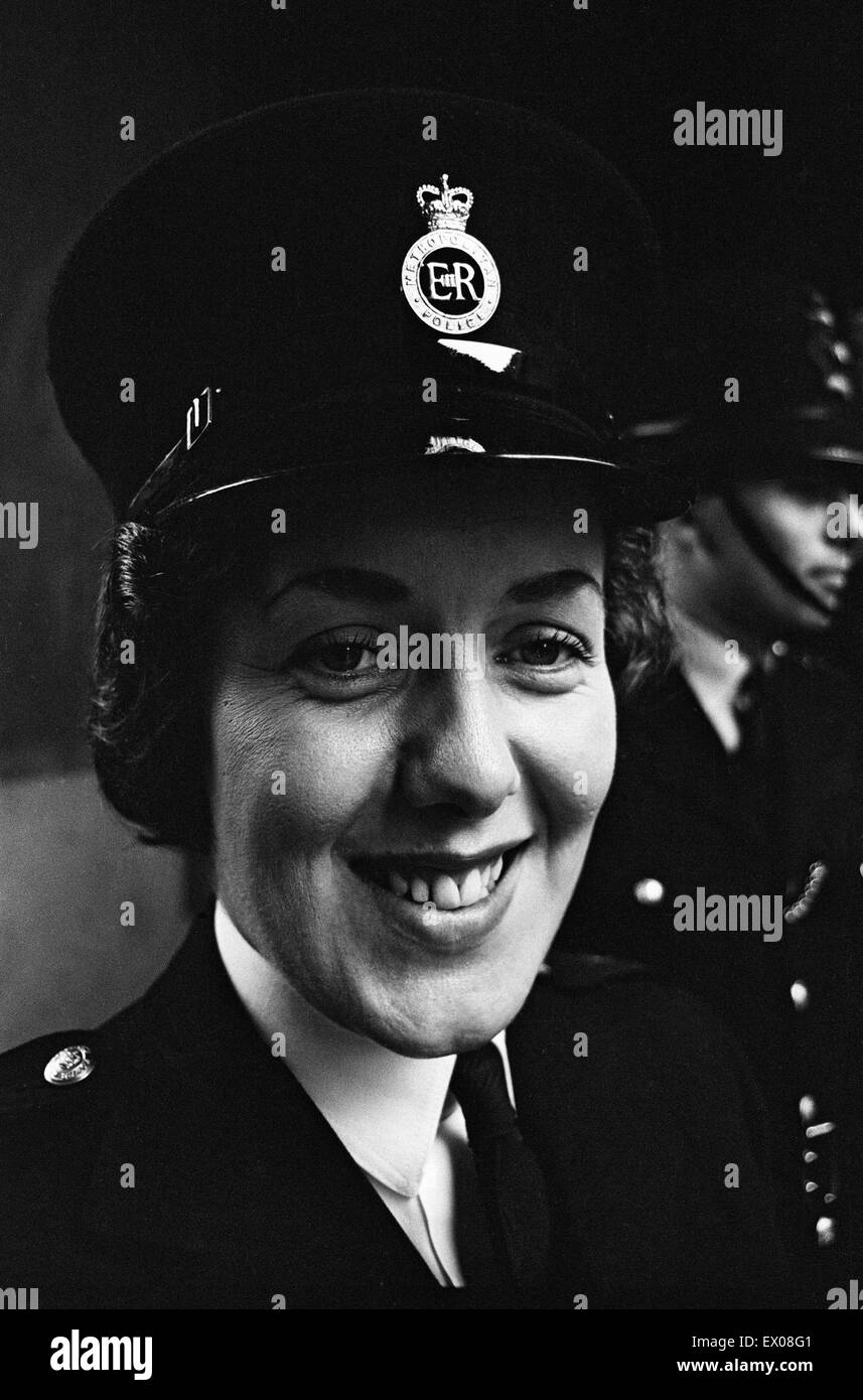 Die Ankündigung der George Medal Award ist Polizistin Margaret Cleland für Tapferkeit ausgezeichnet. 18. August 1964. Stockfoto