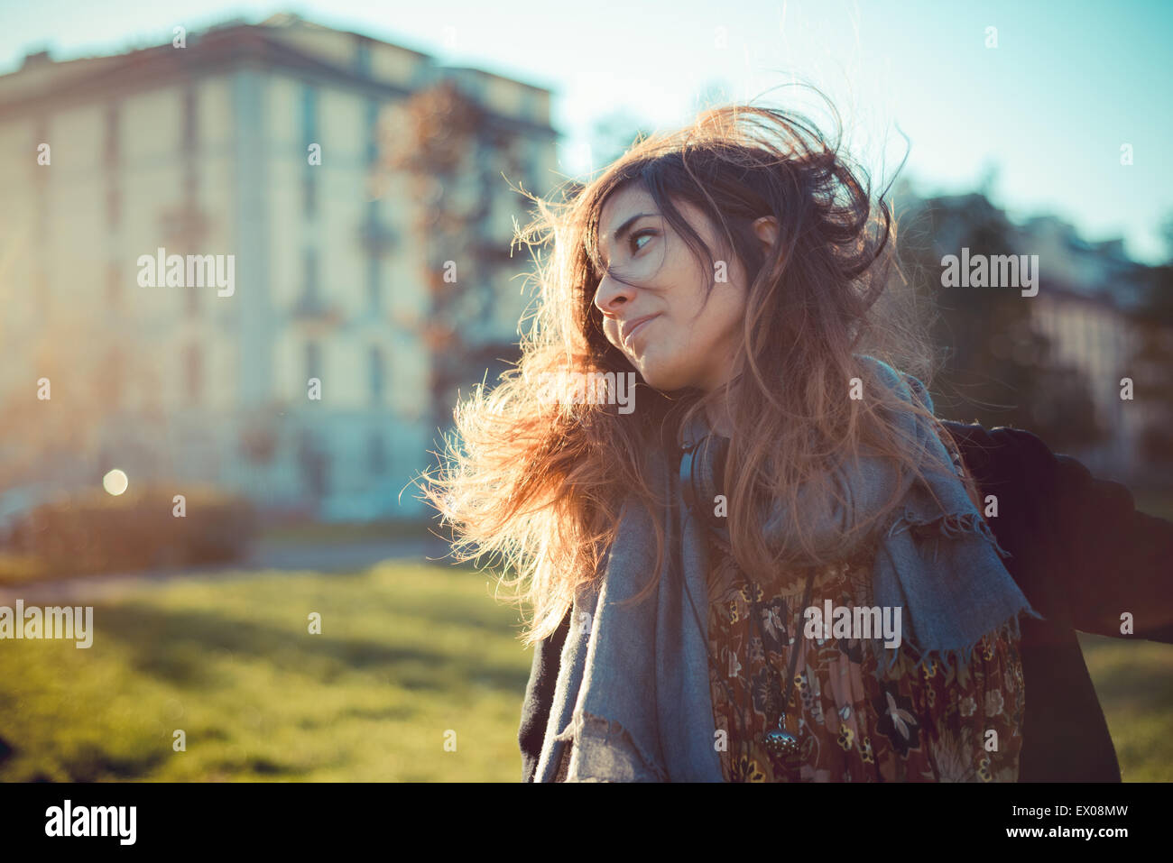 Mitte Erwachsene Frau mit Überseerennen Haar in luftigen park Stockfoto