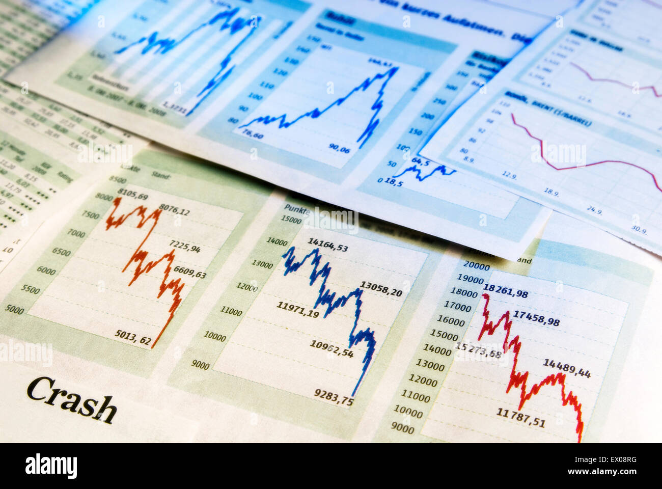 Diagramme zeigen fallende Aktienkurse als Symbol für einen Absturz an der Börse. Stockfoto