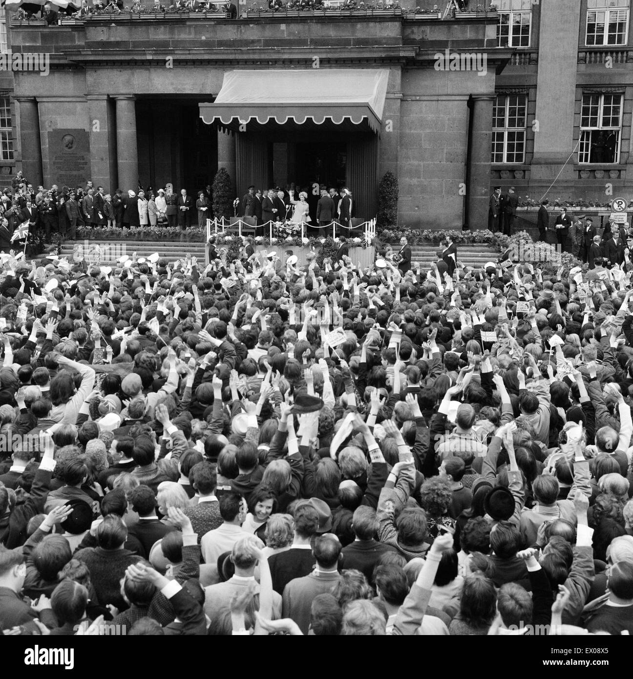 Königin Elizabeth II., während ihres Besuchs in Deutschland. Die Königin erhält ein herzliches Willkommen in Berlin. 27. Mai 1965. Stockfoto