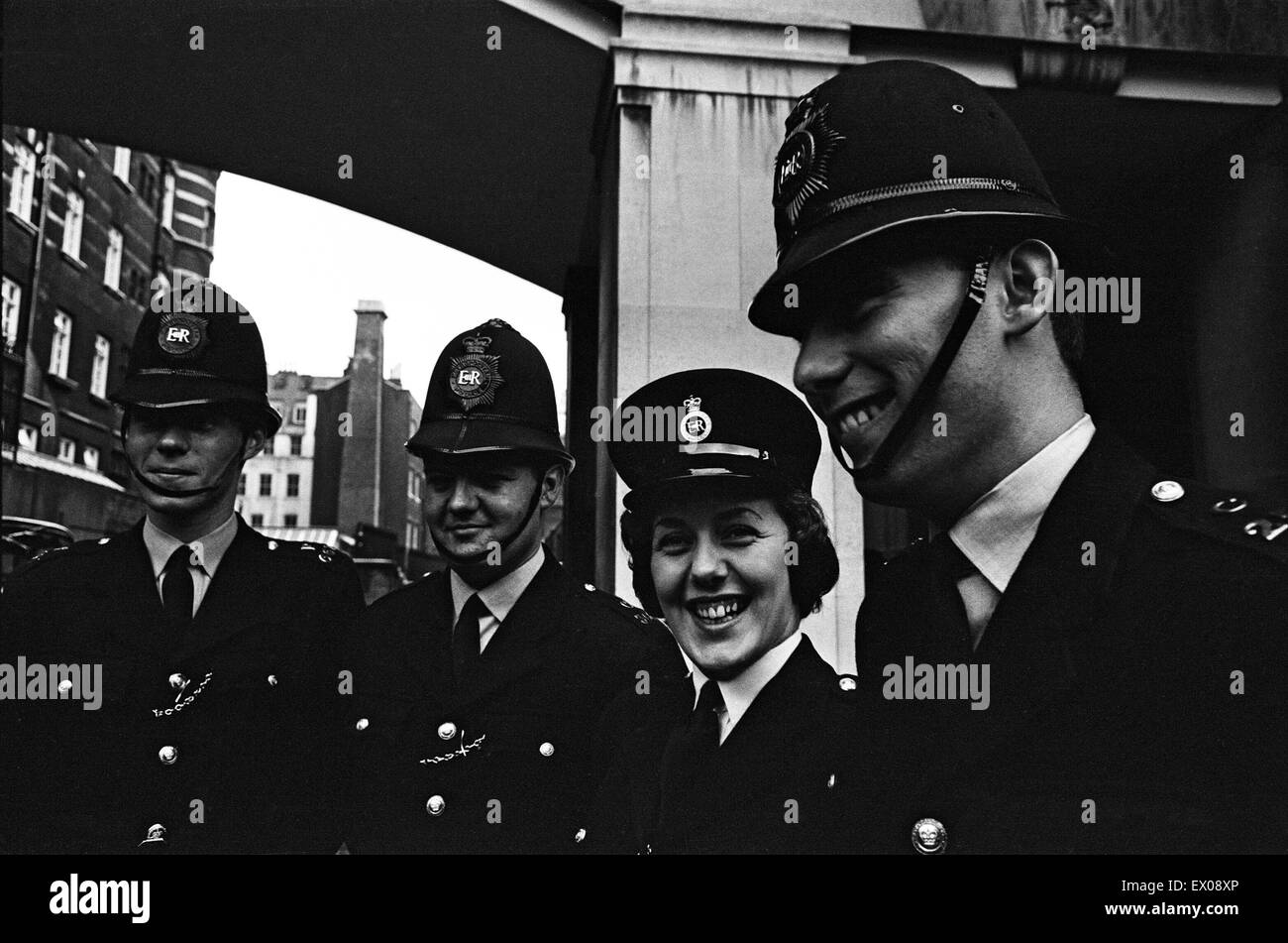 Die Ankündigung der George Medal Award ist Polizistin Margaret Cleland für Tapferkeit ausgezeichnet. 18. August 1964. Stockfoto