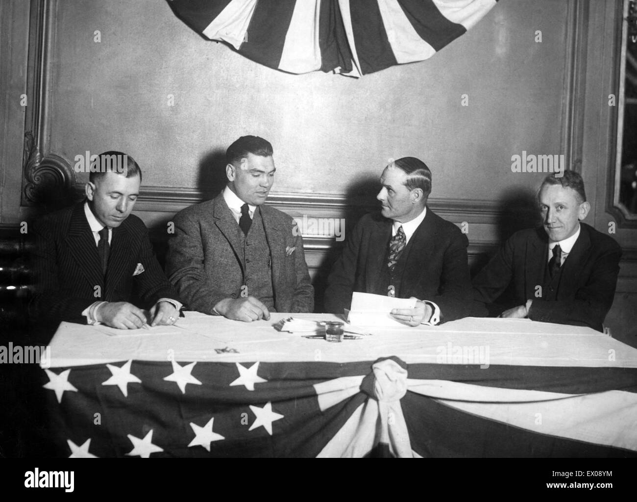 Tex Rickard Unterzeichnung Jack Dempsey, Willard für Heavyweight Meisterschaft der Welt am 4. Juli zu kämpfen. Von links nach rechts - Jack Kearns, Jack Dempsey, Tex Rickard und Ike Dorgan. 18. März 1919. Stockfoto