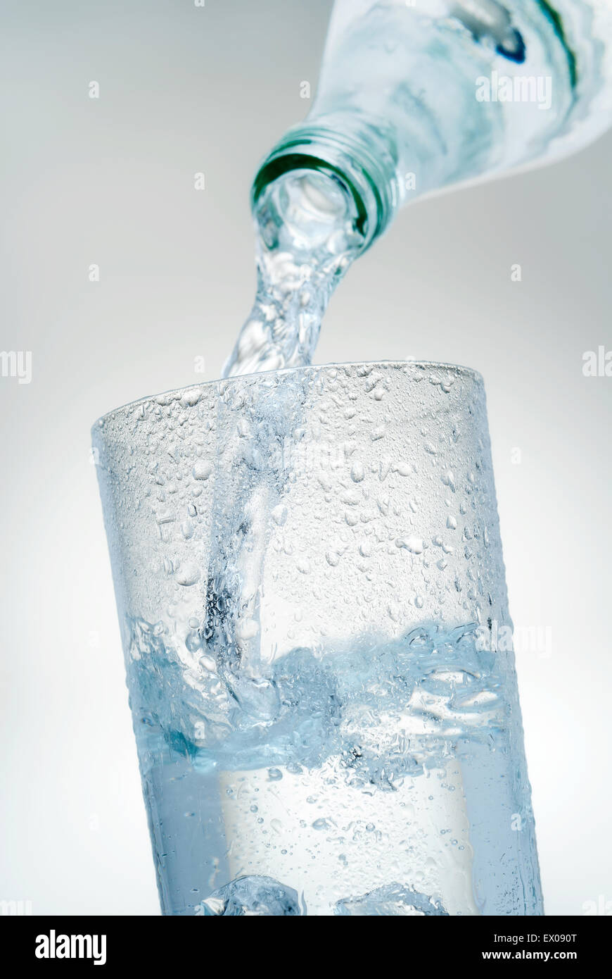Mineralwasser wird in ein Glas gegossen. Stockfoto