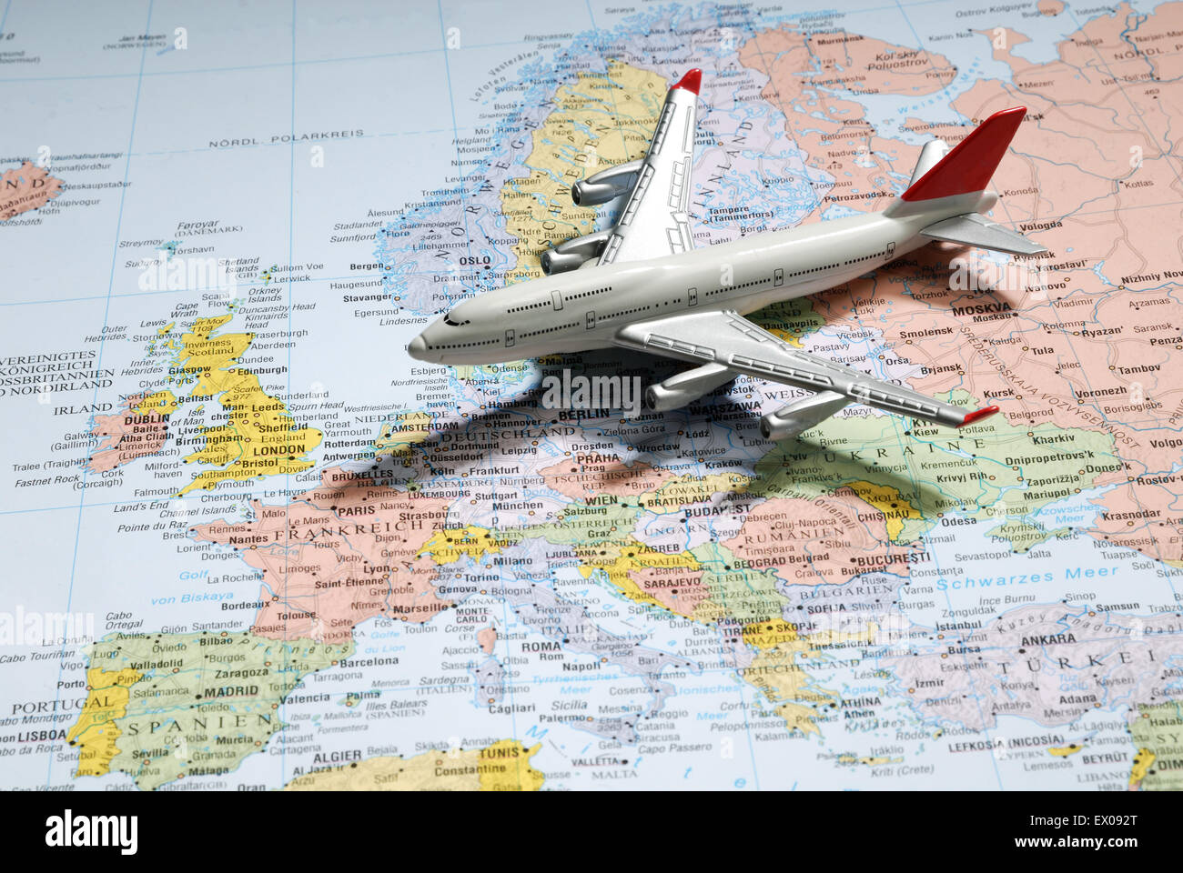 Modell des Passagierflugzeuges auf einer Karte von Europa Stockfoto