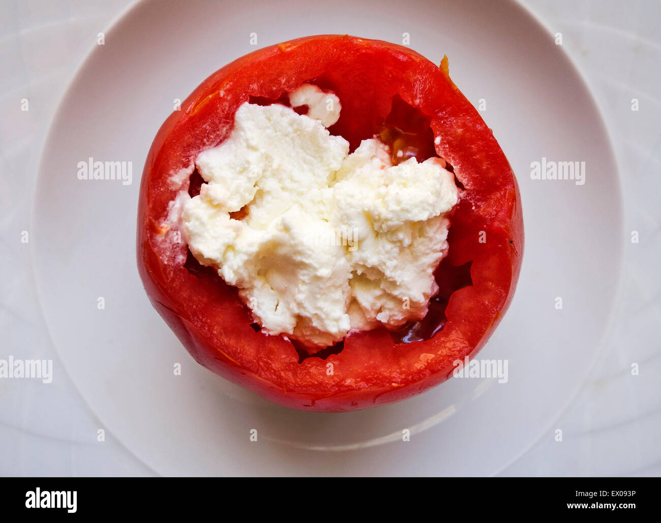 Griechische Küche. Gefüllte Tomaten mit Mizithra Käse Stockfoto