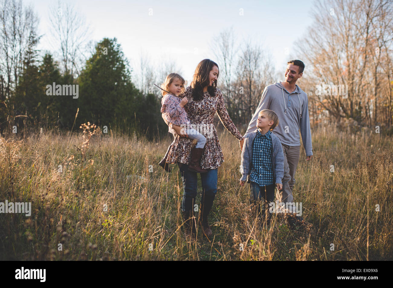 Junges Paar mit Sohn und Tochter einen Spaziergang im Feld Stockfoto