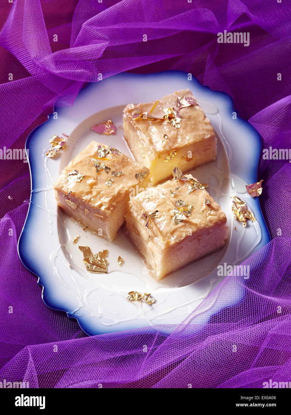 Stillleben mit Teller mit drei Pudding Kuchen Stockfoto