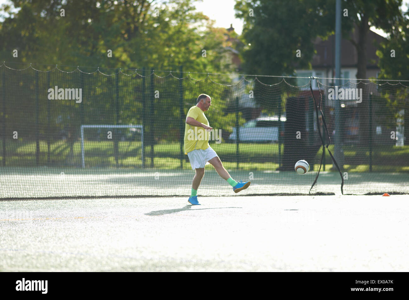 Reifer Mann treten Fußball Stockfoto