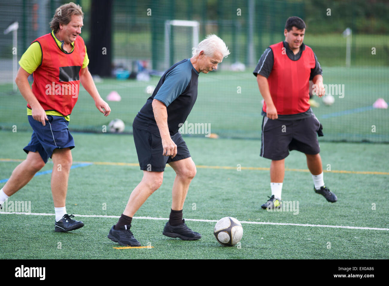 Männer spielen Fußball Stockfoto