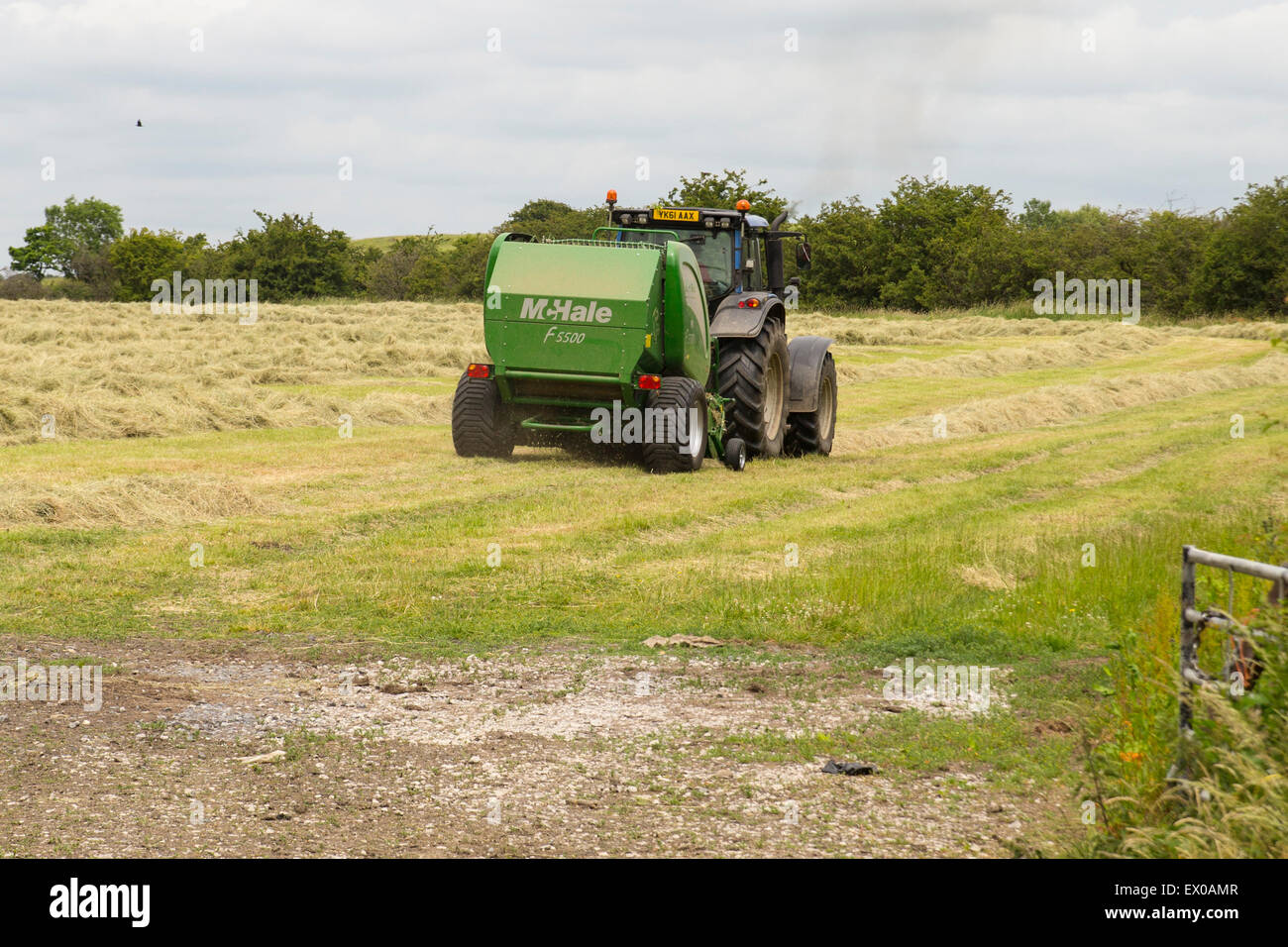 UK-Ernte - Heu.  Heu machen Stockfoto