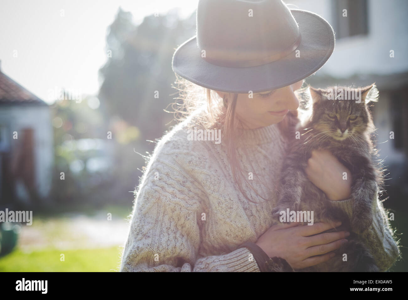 Junge Frau mit Hut, mit Katze Stockfoto