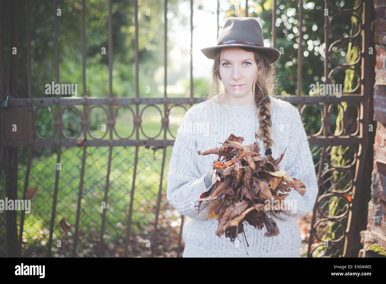 Junge Frau Herbst sammeln Blätter Stockfoto