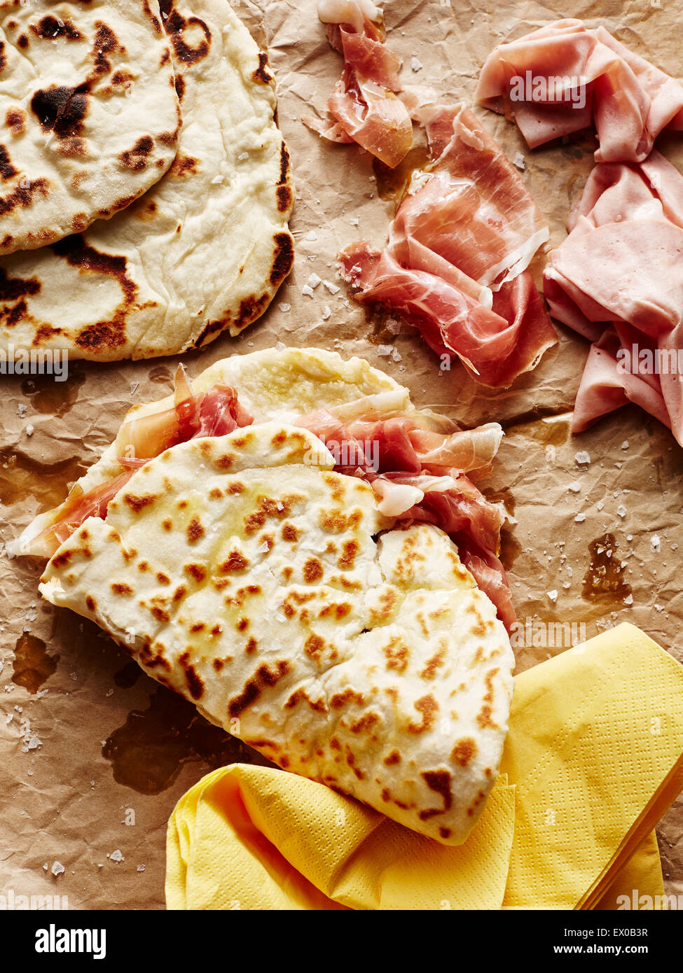 Piadina oder Piada, dünne italienische Fladenbrot Stockfotografie - Alamy Piadina oder Piada, dünne italienische Fladenbrot Stockfotografie - Alamy