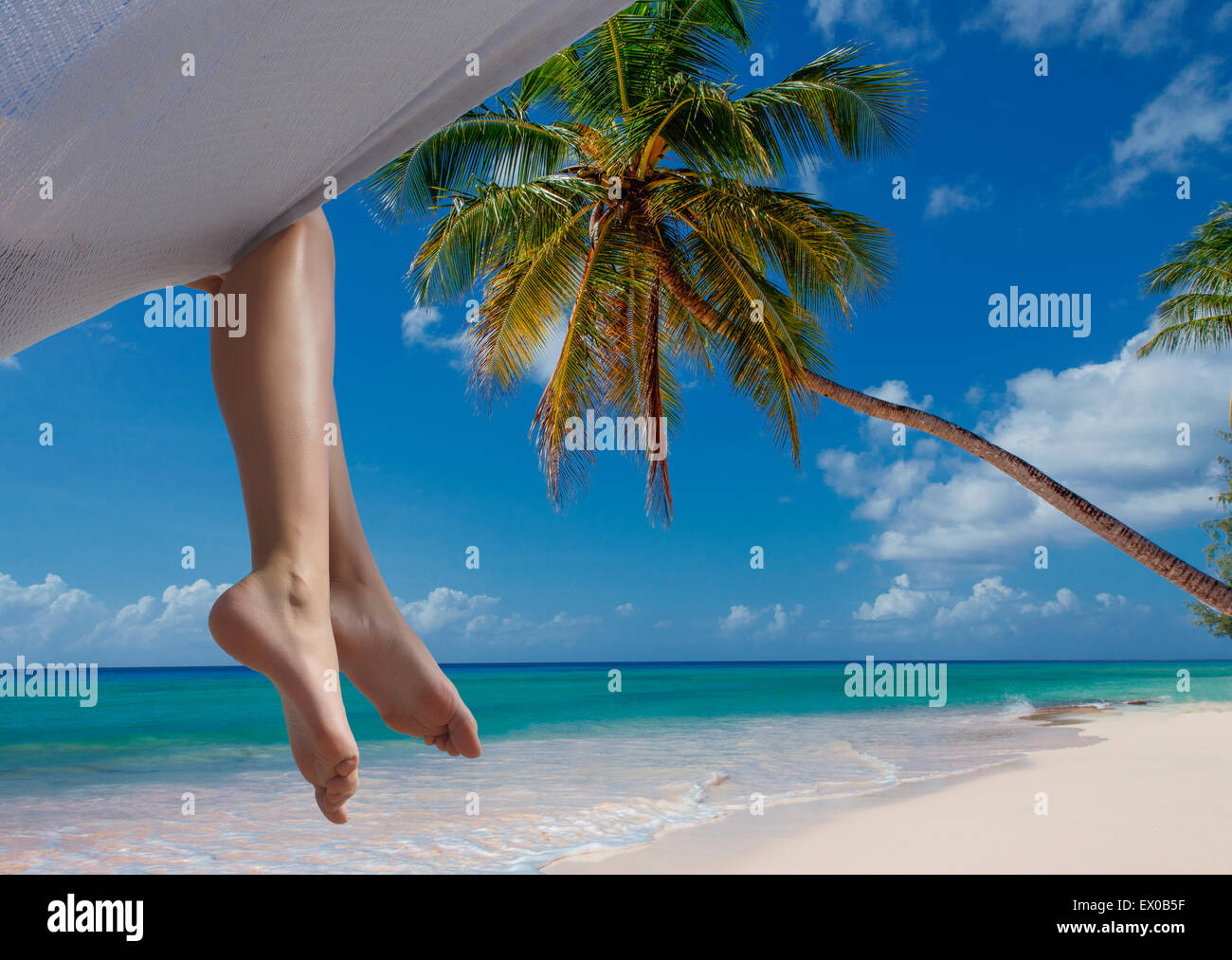 Beine der jungen Frau in Hängematte, Miami Beach, Florida, USA Stockfoto