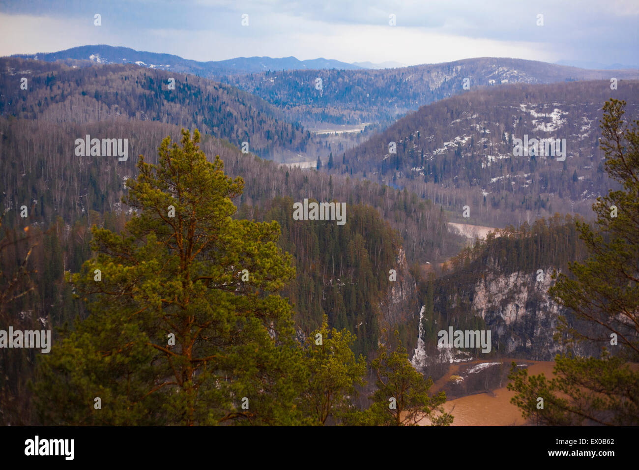 Blick auf Wald und fernen Bergen, Sarsy Dorf, Swerdlowsk, Russland Stockfoto