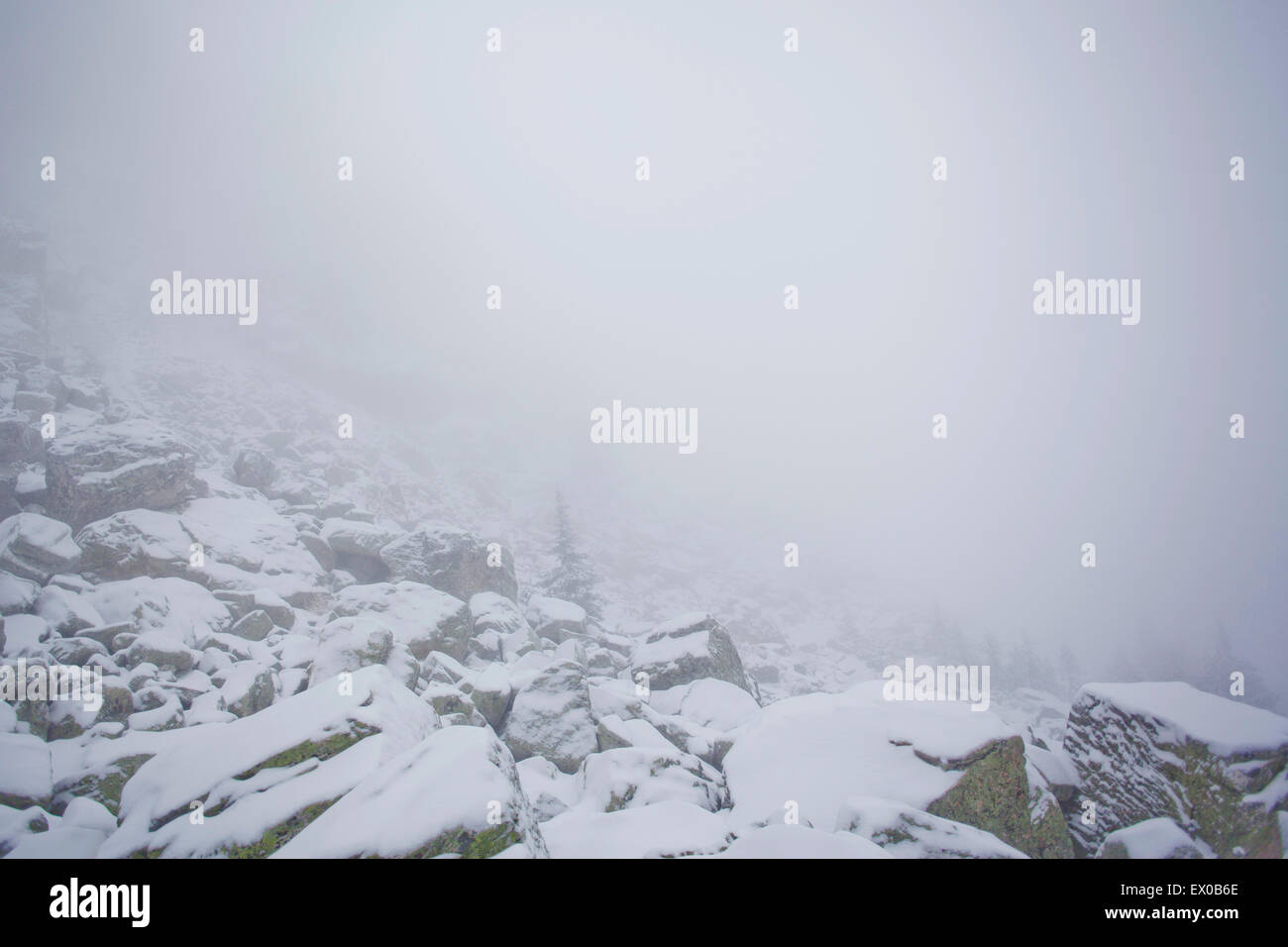 Schneebedeckte Felsen im Nebel, Sarsy Dorf, Swerdlowsk, Russland Stockfoto