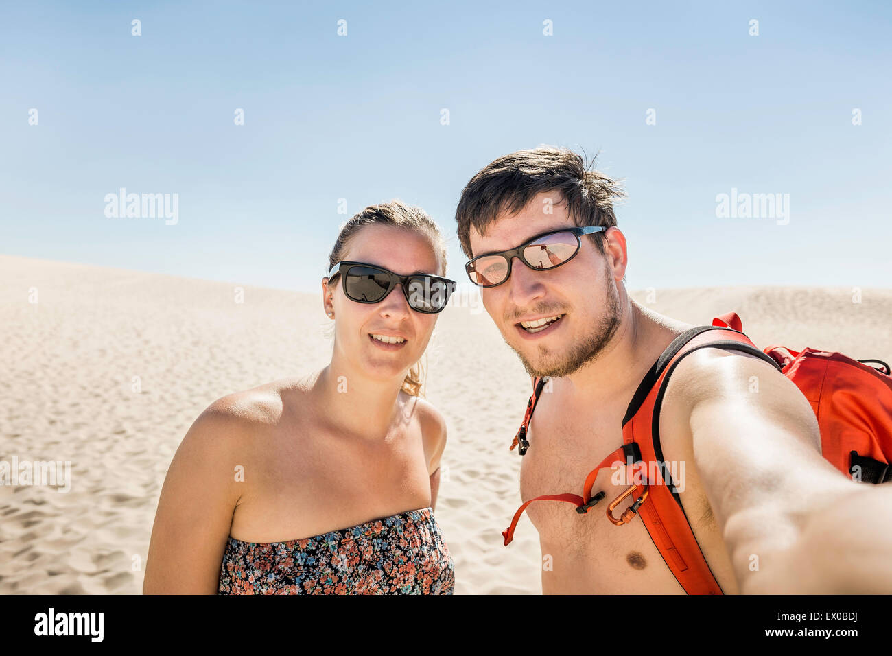 Junges Paar nehmen Selfie, Dune de Pilat, Frankreich Stockfoto