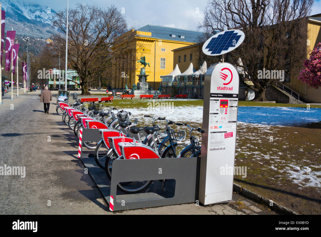 Stadtrad, Stadt Fahrrad Schema Fahrradständer, mit Solar-Panel, Rennweg, Inntal, Innsbruck, Tirol, Österreich Stockfoto